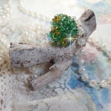 Bague Vert Tendre montée avec des toupies en Cristal dans les nuances de Vert Emerald et Jaune à laquelle s'ajoute des facettes et des rocailles. Un feuillage verdoyant de fleurs
